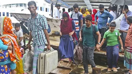 সরেজমিন সদরঘাট : এখনো গ্রামে যাচ্ছে মানুষ