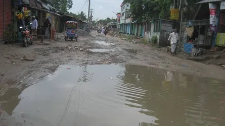 হোসেনপুর-পাকুন্দিয়া সড়টি যেন খাল!