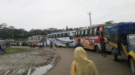 লেবুখালী ফেরী ঘাটে যানবাহনের দীর্ঘ লাইন