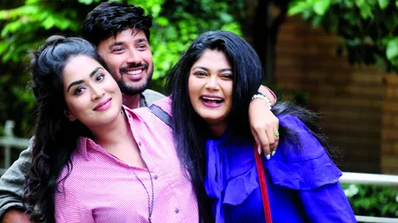 বার্ডস আইতে তিনজন