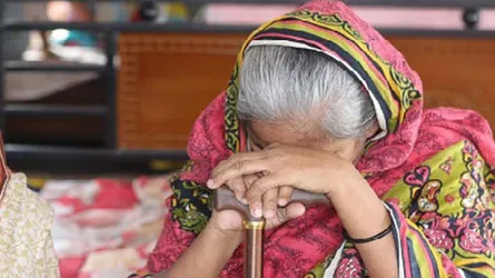 এক প্রবীণের হাউমাউ কান্না : ‘বাবা-মার সাথে যা করেছি তার বদলা পাচ্ছি এখন’