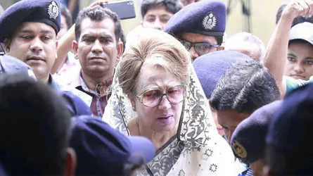 খালেদা জিয়ার আদালত স্থানান্তরের শুনানি নিয়মিত বেঞ্চে নেয়ার আদেশ