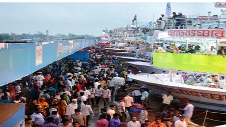বরিশাল নদীবন্দরে ঠাঁই নেই, কর্মস্থলমুখী মানুষের স্রোত