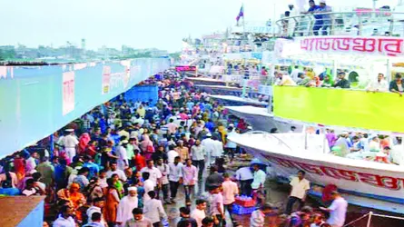 কর্মস্থলমুখী মানুষের স্রোত বরিশাল বন্দরে ঠাঁই নেই