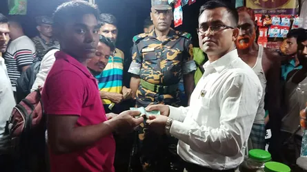 অতিরিক্ত ভাড়া যাত্রীদের ফেরত দিলেন ইউএনও