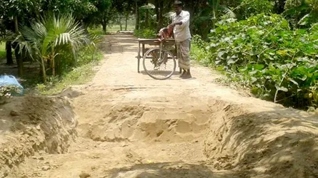 নতুন রাস্তা গর্ত করে চলাচল বন্ধ করলেন ইউপি সদস্য