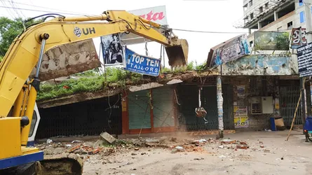 আদালতের নির্দেশে ভাঙা হচ্ছে ব্রাহ্মণবাড়িয়া সুপার মার্কেট ভবন