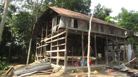 বসত ঘর ভাংচুর, অন্তঃস্বত্তাসহ আহত দুই