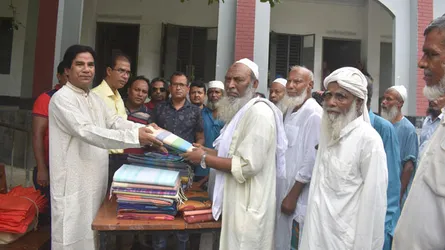 দোহারে ঢাকা জেলা পরিষদের অর্থায়নে দুস্থদের মাঝে বস্ত্র বিতরণ