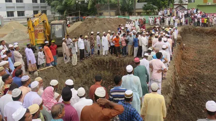 তাড়াশে কেন্দ্রীয় ঈদগাহ মাঠ রক্ষায় মুসল্লিদের বিক্ষোভ