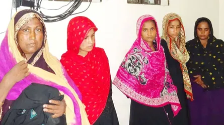 প্রকাশ্যে স্বর্ণের চেইন খেয়ে ফেললেন নারী ছিনতাইকারী, আটক ৫