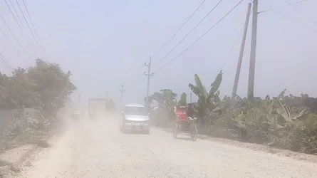 ধুলা  কুয়াশায় আচ্ছন্ন সড়ক, জনজীবন অতিষ্ঠ