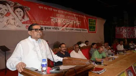 নতুন লুঙ্গি-গামছা পরে ফটোসেশন খেতমজুরদের সাথে উপহাস : মেনন