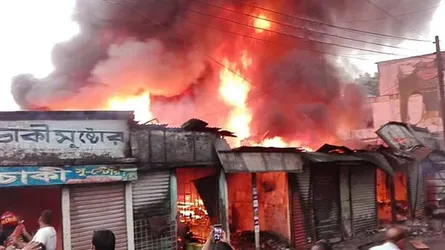 টাঙ্গাইলে ভয়াবহ অগ্নিকাণ্ডে ১২ দোকান পুড়ে ছাই