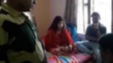 মেয়ের বাড়িতে আপত্তিকর অবস্থায় ধরা পড়ল যুবক-যুবতী