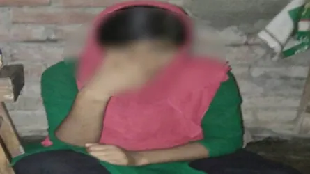 বিয়ের দাবিতে প্রেমিকের বাড়িতে কলেজ ছাত্রীর ২ দিন ধরে অনশন