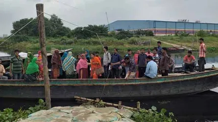 পোশাক যায় বিমানে, কর্মীরা মাঝিহীন নৌকায় (ভিডিওসহ)