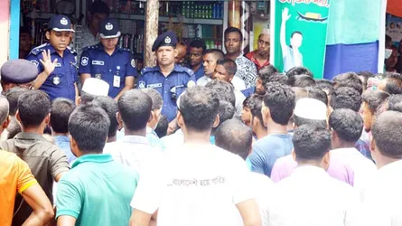 ভোটারদের ভোট কেন্দ্রে নিতে মাঠে নেমেছেন পুলিশ সুপার