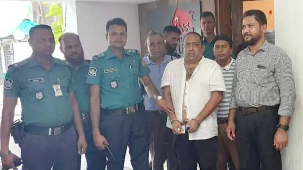 আসল ম্যাজিস্ট্রেটের হাতে পাকড়াও ভুয়া ম্যাজিস্ট্রেট