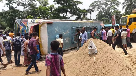 সেনবাগে সড়কের উপরে বাস উল্টে ৩৮ যাত্রী আহত