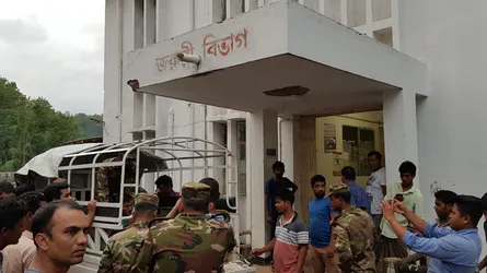 গভীর খাদে মাইক্রোবাস, সেনা সদস্য নিহত