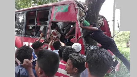মাদারীপুরে বাস- ট্রাক মুখোমুখি সংঘর্ষে নিহত ২, আহত ১৫