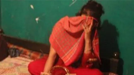 স্ত্রীর পরকীয়ার বলী ভ্যান চালক স্বামী