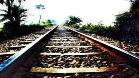 রেলে কেটে স্বামীর সামনে স্ত্রীর মৃত্যু