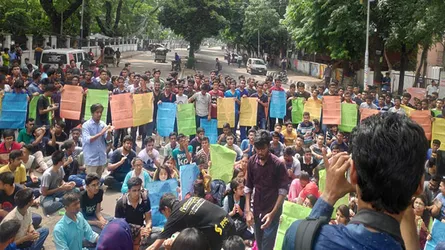 বিতর্কিত শিক্ষক নিয়োগ বাতিলসহ ১৬ দফা দাবিতে আন্দোলনে বুয়েট শিক্ষার্থীরা