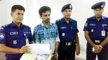 পুলিশের জালে ধরা পড়লো হেলমেট পরে নারীদের উত্যক্তকরী সেই স্কুলশিক্ষক