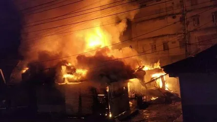 নারায়ণগঞ্জের মিনাবাজারের দোকান আগুনে পুড়ে ছাই