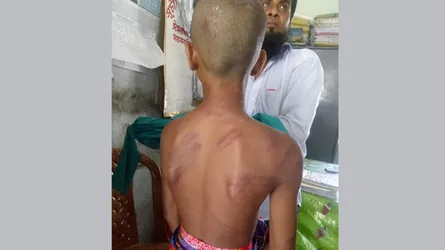 ছাত্রকে বেধড়ক পেটালেন শিক্ষক