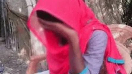 ‘আমার সাথে ওইসব করেছে, এখন বিয়ে না করা পর্যন্ত একচুলও নড়বো না’