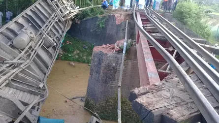 ছবিতে কুলাউড়ার ট্রেন দুর্ঘটনা