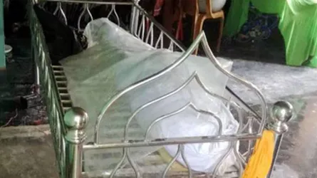 মায়ের মৃত্যুর খবর শুনে মারা গেল ছেলে, একসাথে জানাজা