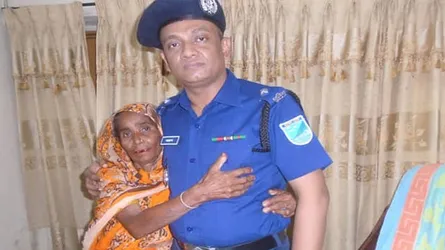 রাস্তায় ফেলে যাওয়া সেই বৃদ্ধা মাকে বুকে তুলে নিলেন ওসি