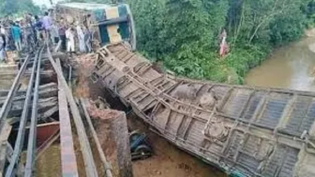 সেতুটি লক্করঝক্কর,কয়েকমাস ধরেই ছিল না স্লিপারের নাট-ক্লিপ