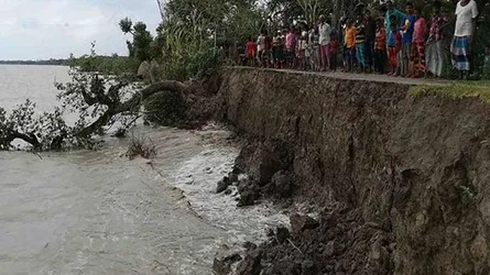 বরগুনায় অরক্ষিত ১৮ কি.মি বেড়িবাঁধ
