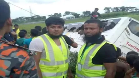 কুমিল্লায় বাস নিয়ন্ত্রণ হারিয়ে খাদে, ২ নারী নিহত