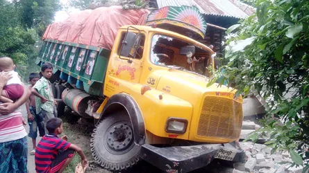 নিয়ন্ত্রণ হারিয়ে মন্দিরে উঠে গেল ট্রাক