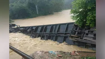 সেই রেলের বগি উঠানো হয়নি, পাহাড়ী ঢল আর বৃষ্টিতে রেল সেতু নতুন ঝুঁকিতে
