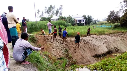 ভোট না দেওয়ায় রাস্তা কেটে নিলেন চেয়ারম্যান