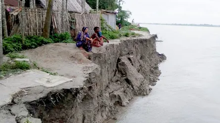 ধরলার ভাঙ্গনে ঘরবাড়ী নদীতে বিলীন