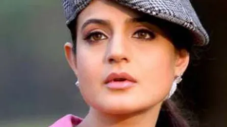 আমিশার বিরুদ্ধে আড়াই কোটি রুপি জালিয়াতির অভিযোগ