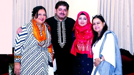 ২৭ বছর পর একই ফ্রেমে