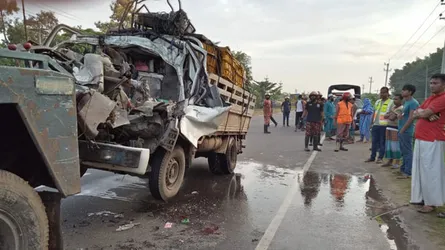 ট্রাককে মিনি ট্রাকের ধাক্কা : চালকসহ নিহত ৩