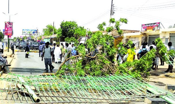 সুদানে বেসামরিক শাসনের দাবিতে ব্যাপক বিক্ষোভ, নিহত ১০