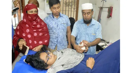 প্রেমের প্রস্তাবে রাজি না হওয়ায় কলেজ ছাত্রীকে ছুরিকাঘাত