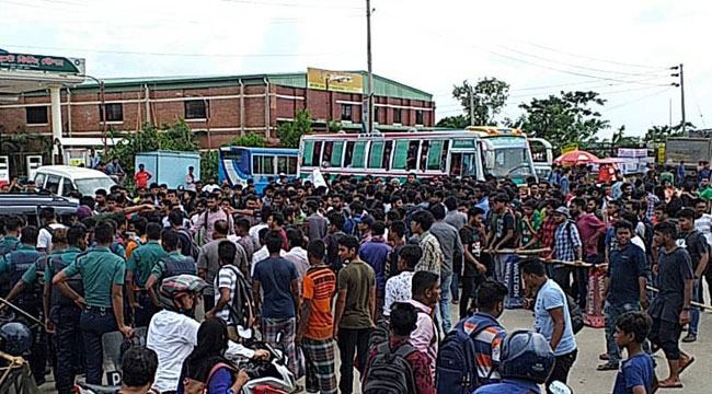 উত্তরায় বিজিএমইএ বিশ্ববিদ্যালয়ের ছাত্রদের রাস্তা অবরোধ