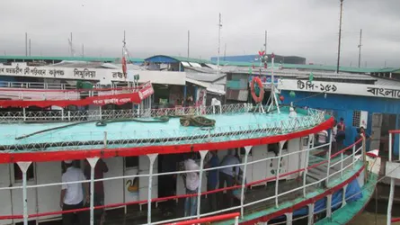 বৈরী আবহাওয়ায় শিমুলিয়া-কাঁঠালবাড়ি ফেরি চলাচল ব্যাহত